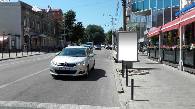Сітілайт 1.2x1.8,  вул.Січових Стрільців, 4, поруч "Райфайзен Банк Аваль", "Картопляна Хата", пиццерия "Оле-Оле"