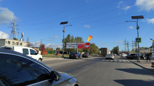Щит 6x3,  Донецьке шосе – вул.Березинська (перед поворотом на ТРЦ Караван), рух до Каравану, праворуч