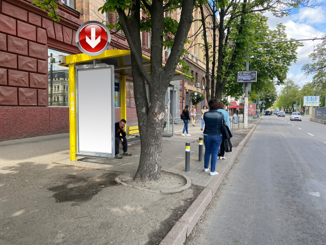 Зупинка 0.98x1.96,  Пр.Дмитра Яворницького, біля буд.61, перед площею Героїв Майдану