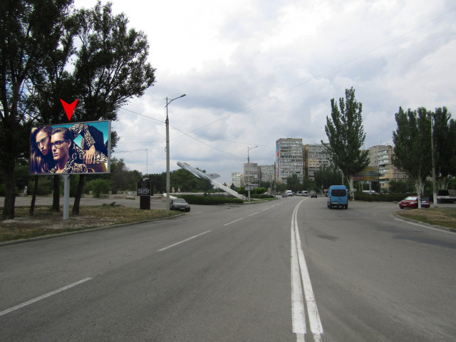 Щит 6x3,  вул.Маршала Малиновського, 21 (навпроти кола, кафе "Берег")