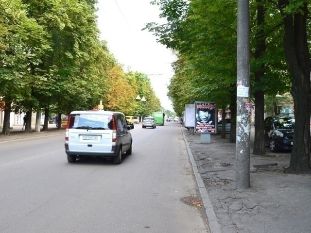 Сітілайт 1.2x1.8,  вул.Незалежності, 21 (Кіносистема СУПУТНИК, Південкомбанк)
