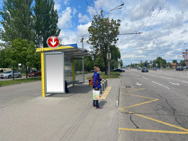 Зупинка 0.98x1.96,  Вул.Набережна Перемоги, 26, поруч з АО КБ Приватбанк