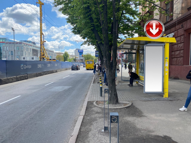 Зупинка 0.73x1.99,  Пр.Дмитра Яворницького, біля буд.61, перед площею Героїв Майдану